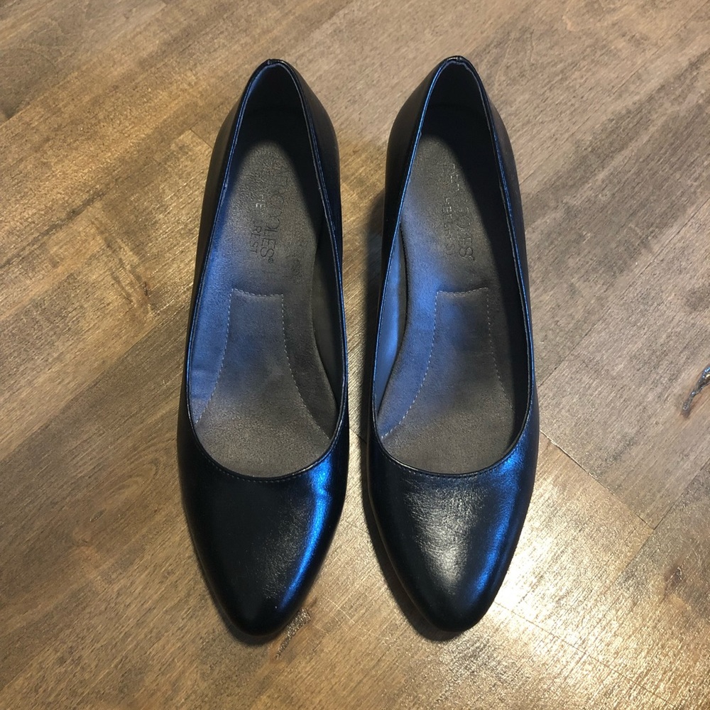 Black Leather Aerosoles Heelrest pumps size 6.5